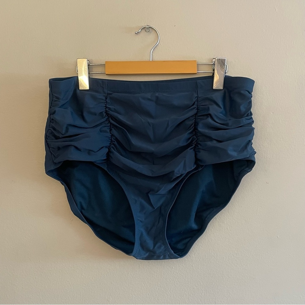 Raisins High-Waisted Ruched Bikini Bottom – Navy Plus Size 20 EUC - Picture 3 of 16